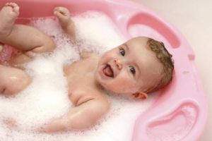 La importancia del baño en los bebés