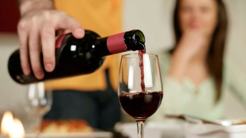 ¿Por qué los médicos recomiendan tomar vino tinto?